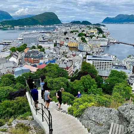 Penthouse By Brosundet, Free Parking Space